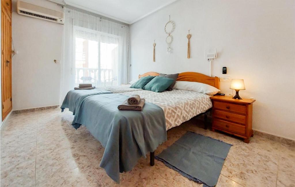 מיטה או מיטות בחדר ב-3 Bedroom Cozy Home In San Pedro Del Pinatar