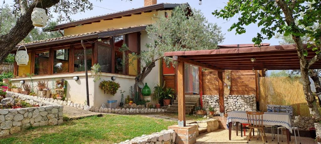 Casa con porche y patio en "La casetta" indipendente, con ampio spazio verde, en Fontechiari