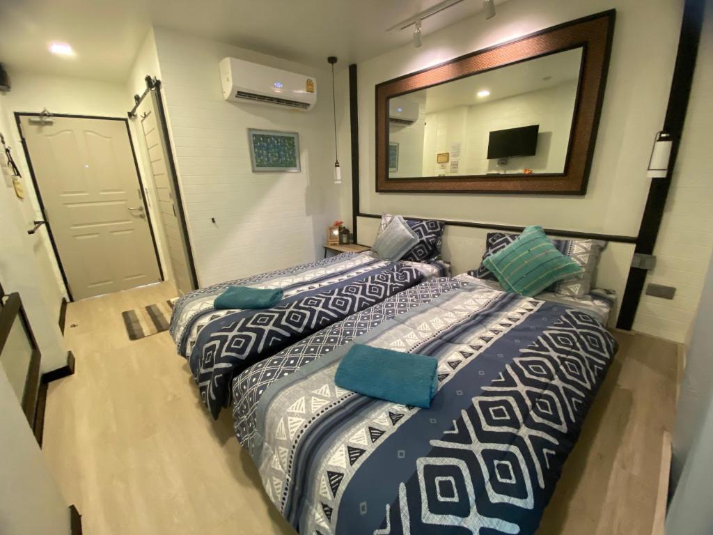 Postel nebo postele na pokoji v ubytování Rangyen Homestay Cha-Am รังเย็น