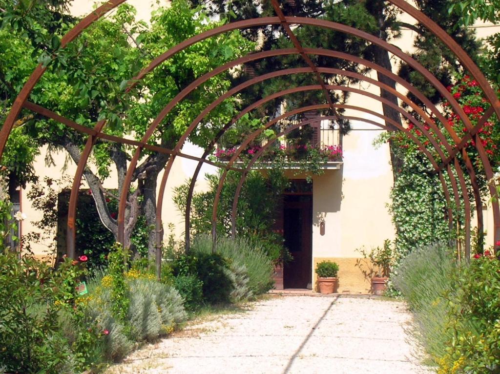 a garden with an arbor and a walkway at Villa Mustafà in Montefalco