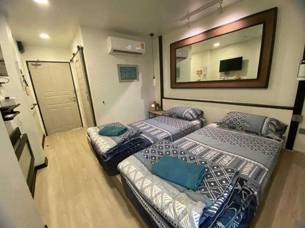 Postel nebo postele na pokoji v ubytování Rangyen Homestay Cha-Am รังเย็น
