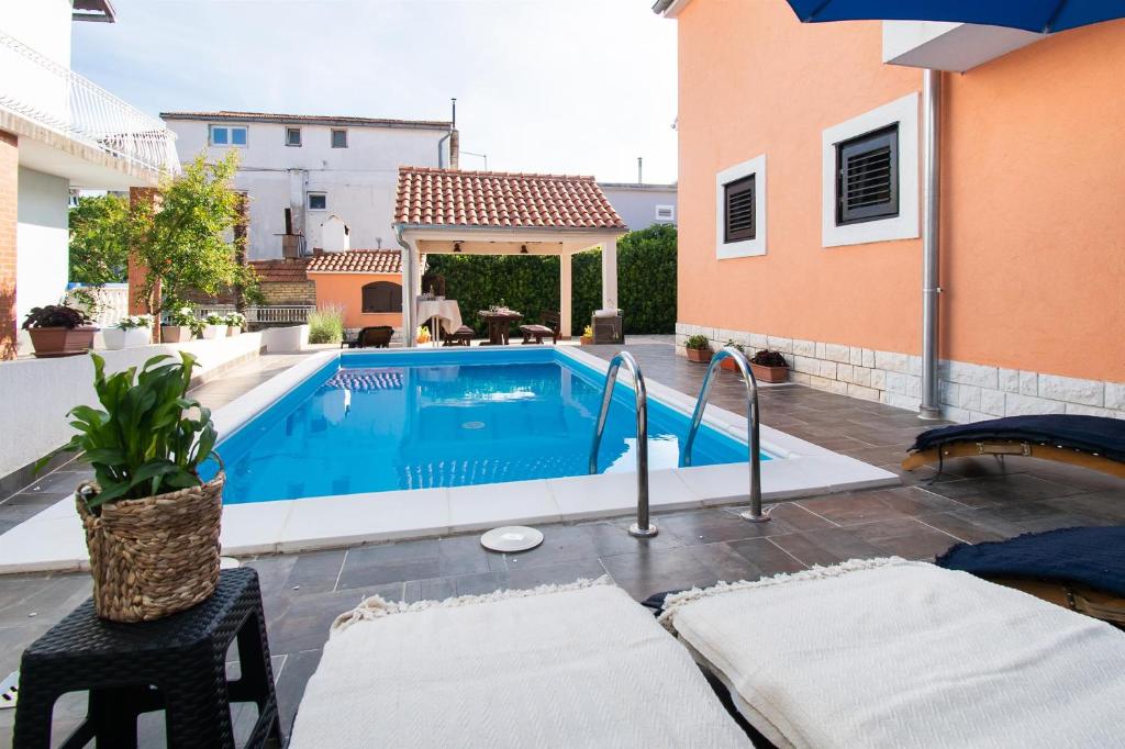 Swimmingpoolen hos eller tæt på Apartments and Room Agiss with pool