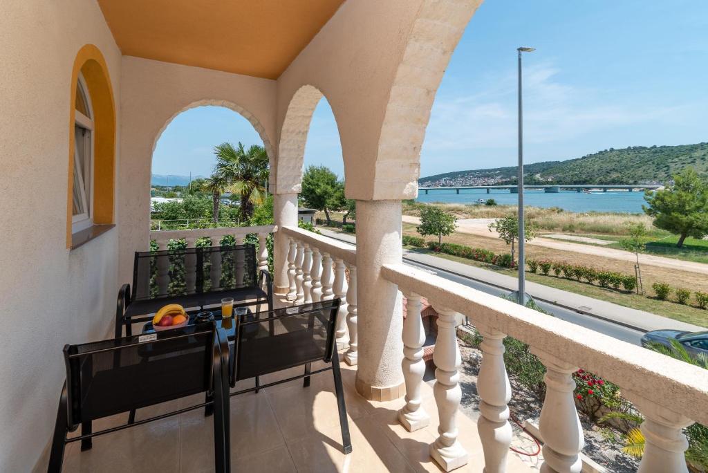 ein Balkon mit Blick auf das Meer in der Unterkunft Beachfront apartments Jurica with balcony in Trogir