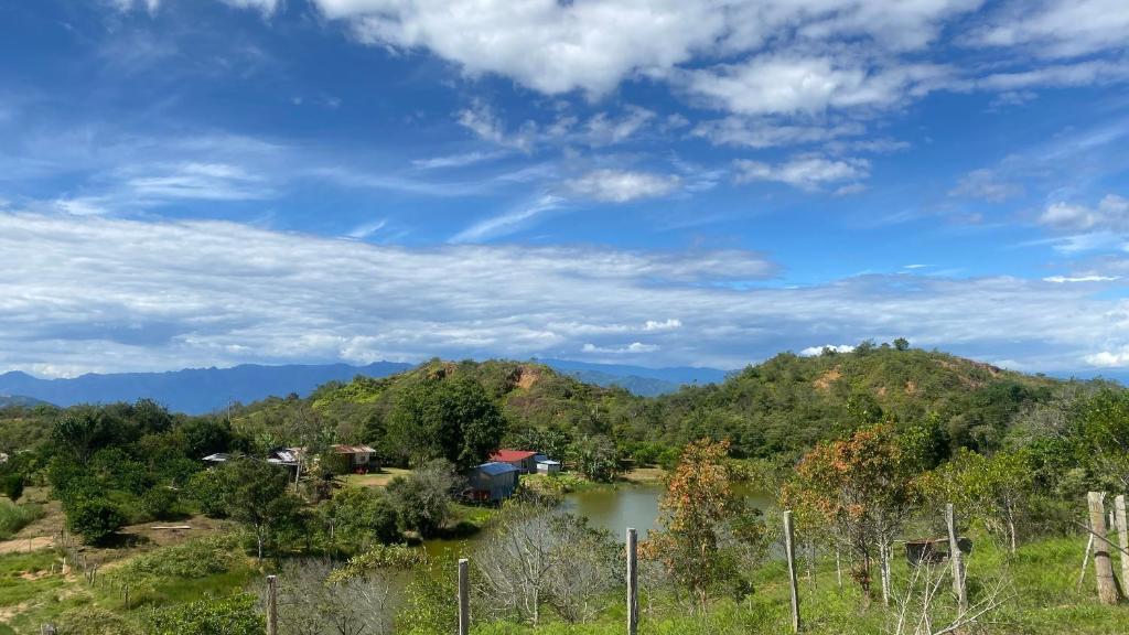 uma vista para um vale com uma casa numa colina em Casa Campestre con Lagos em Puerto Beltrancito