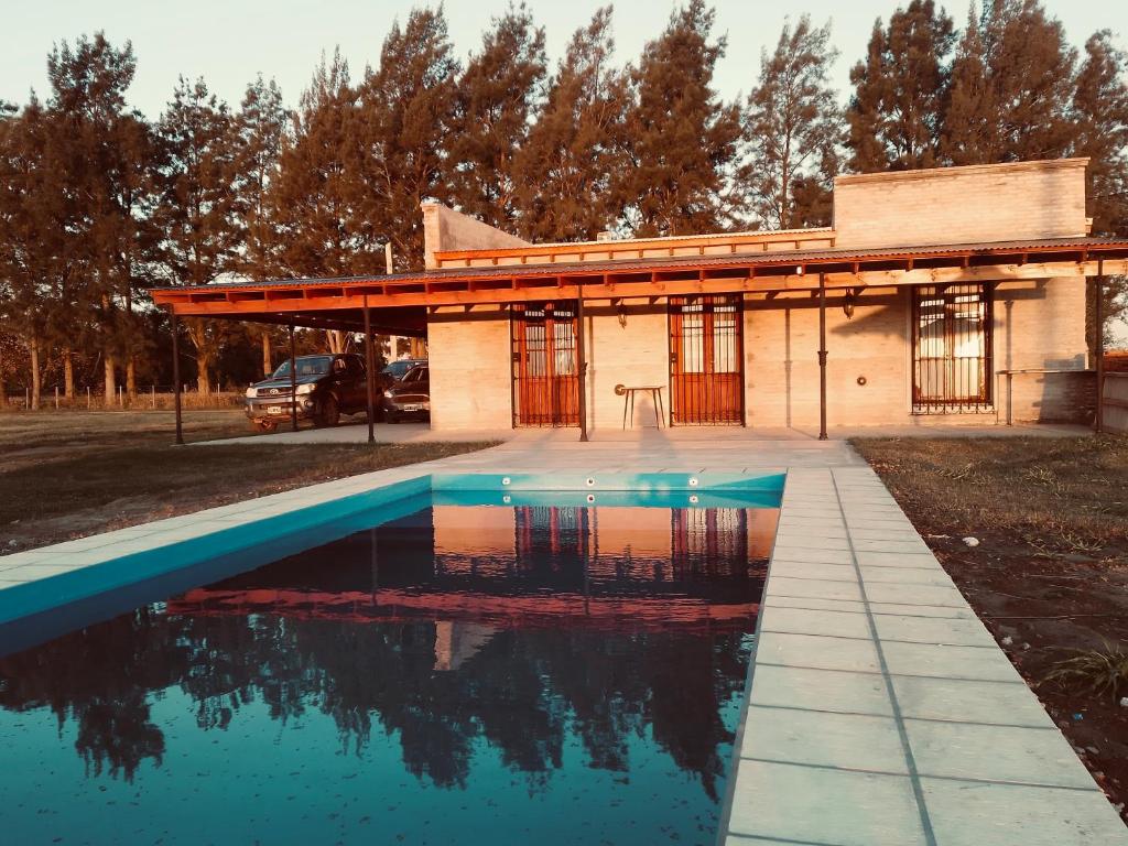 una casa con piscina delante en Don Segundo, en Lobos