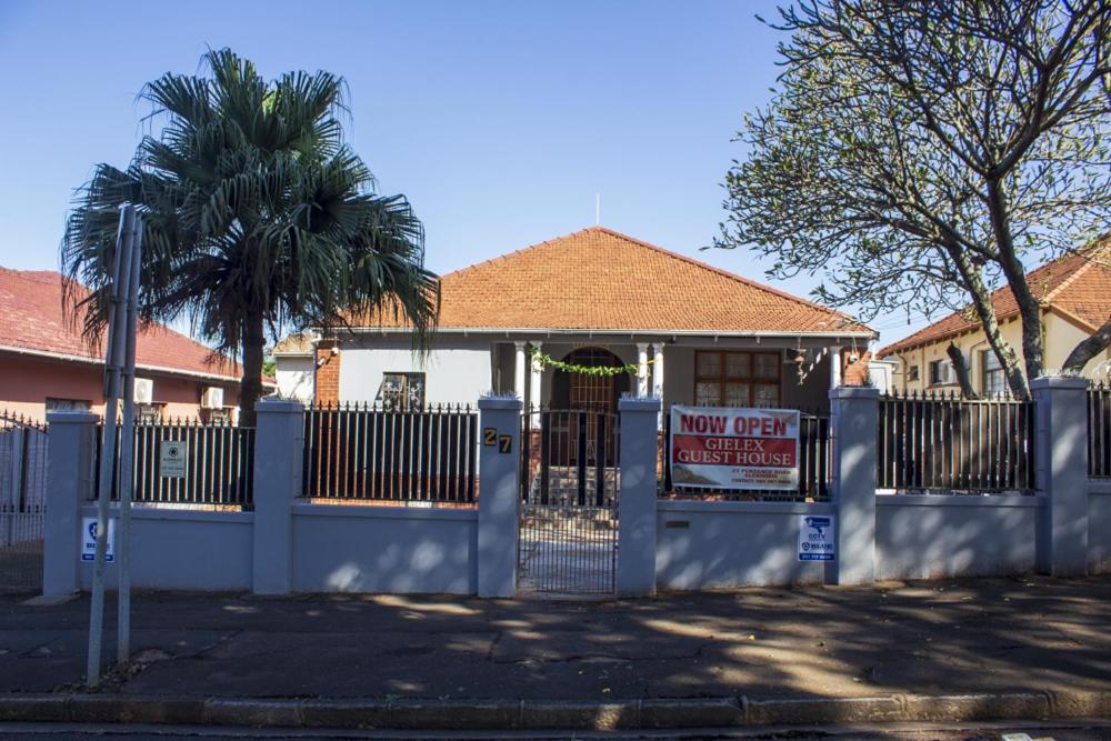 ein Haus mit einem Zaun mit einem nicht offenen Schild darauf in der Unterkunft Gielex Guest House in Durban