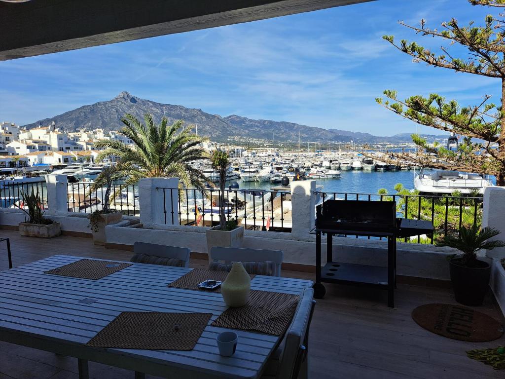Fotografie z fotogalerie ubytování Private suites in huge penthouse 1st line Puerto Banus, incredible views, jacuzzis v destinaci Marbella