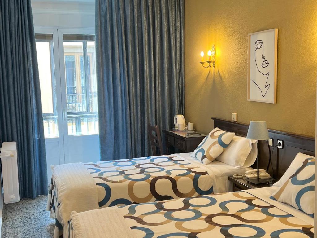 Postel nebo postele na pokoji v ubytování Hostal Sonsoles Madrid-Centro
