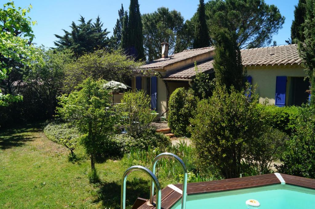 una casa con piscina in un cortile di Haus Zypresse a Saint-Saturnin-lès-Apt