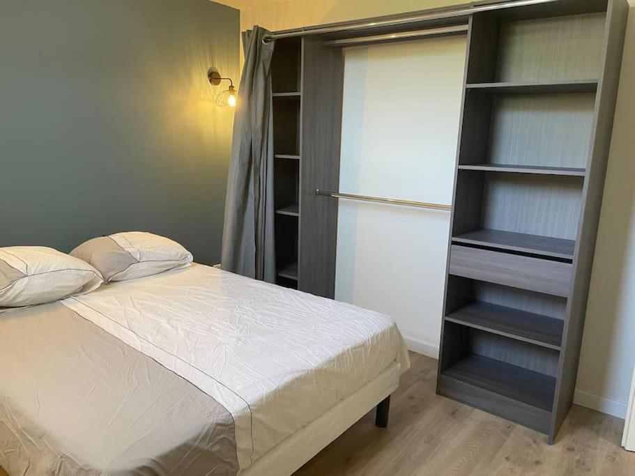 sypialnia z łóżkiem i szafą w obiekcie Maison 5 chambres 3sdb en ville avec piscine w mieście Périgueux