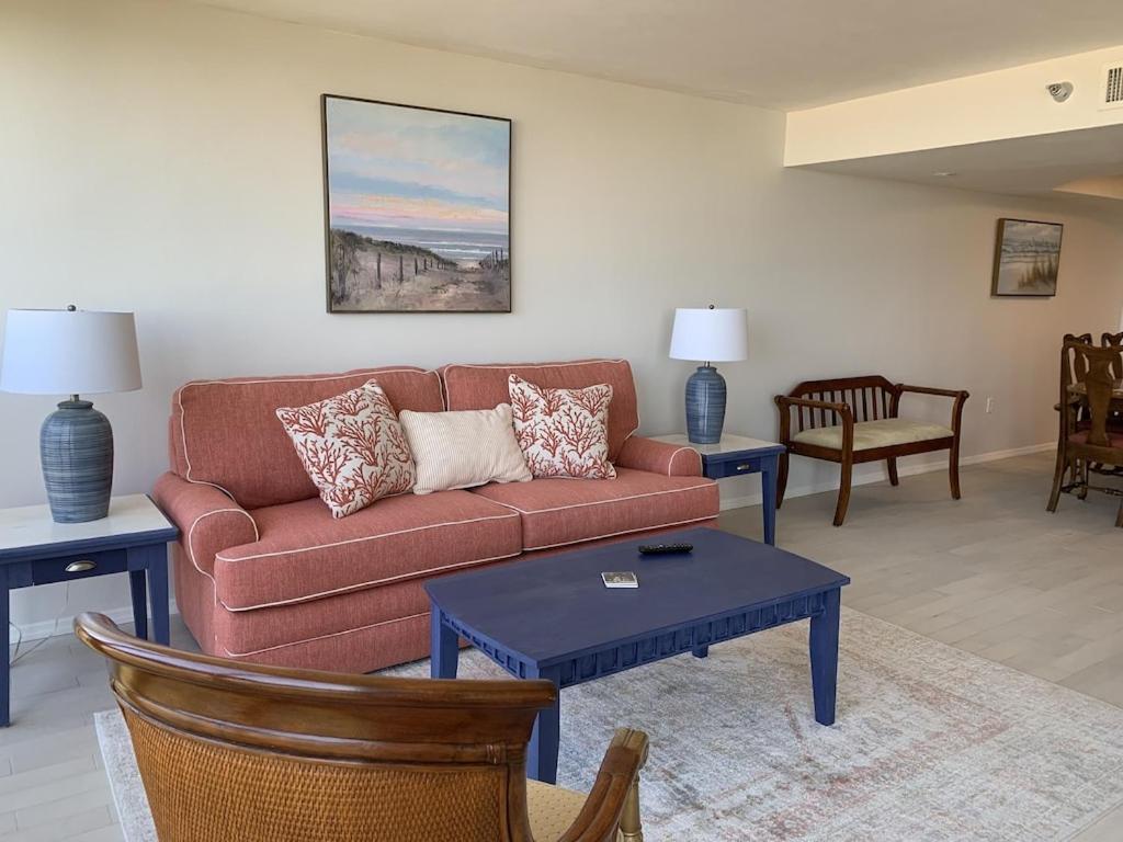 - un salon avec un canapé et une table dans l'établissement Beach Front Apartment Overlooking the Gulf, à Clearwater Beach