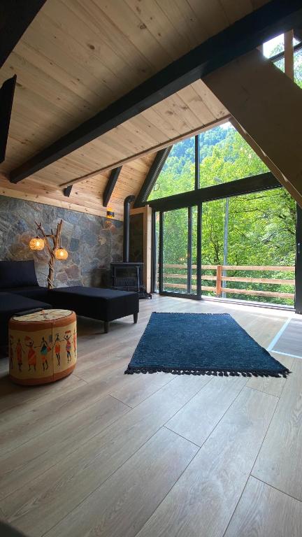 A seating area at Ayder Çalıkuşu Bungalov