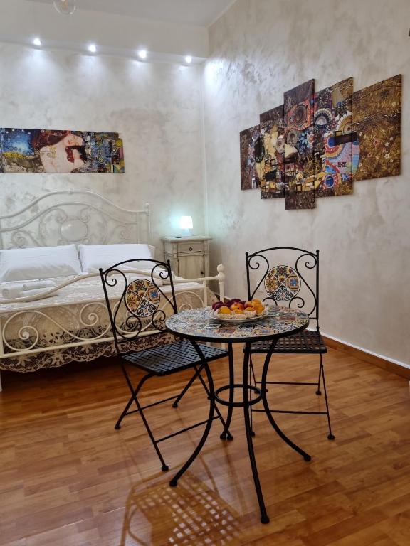 Postel nebo postele na pokoji v ubytování SUITE OF KLIMT