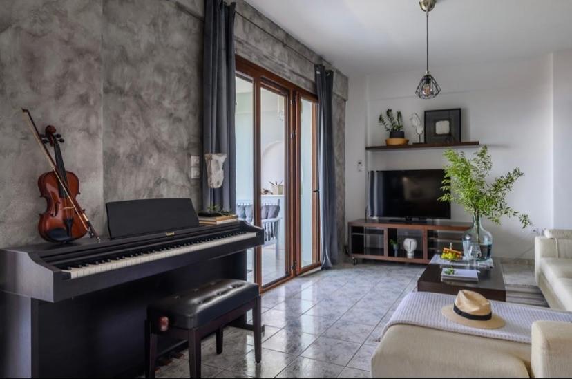 TV a/nebo společenská místnost v ubytování Zoe’s sea view