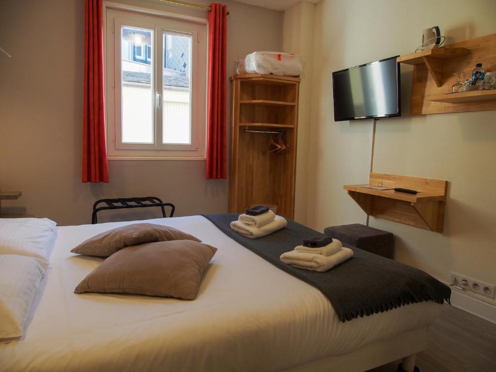 a bedroom with a bed with two towels on it at Gite de la Baie - Morgat in Crozon