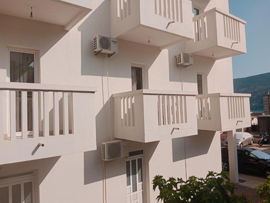 Balkón nebo terasa v ubytování Apartmani SAMB Igalo