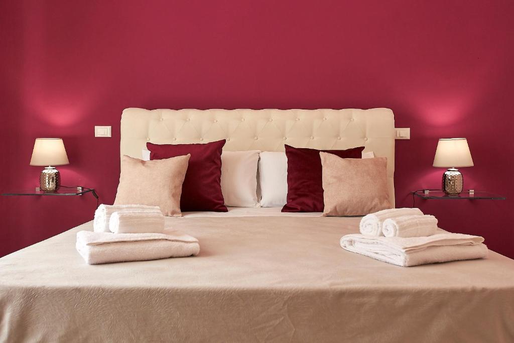 1 dormitorio con 1 cama blanca grande y toallas. en Arbarìa, en Marsala