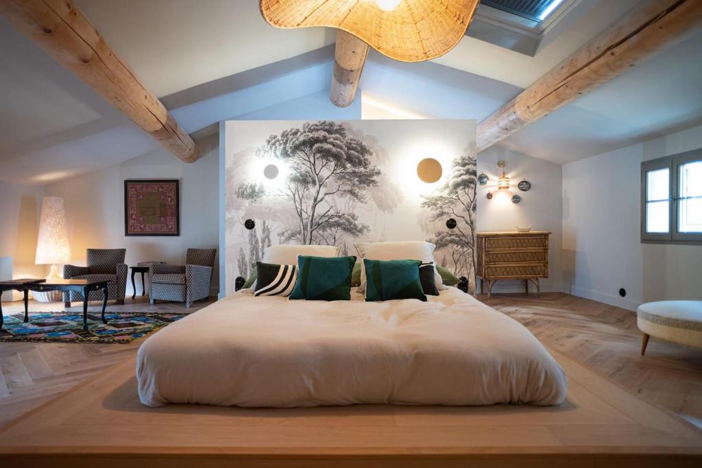 ein Schlafzimmer mit einem großen weißen Bett in einem Zimmer in der Unterkunft La Maison Rimbert in Pernes-les-Fontaines