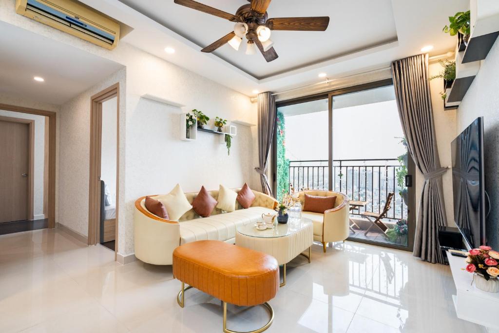 ein Wohnzimmer mit einem Sofa und einem Tisch in der Unterkunft Awesome Tracy's Apartment in Ho-Chi-Minh-Stadt
