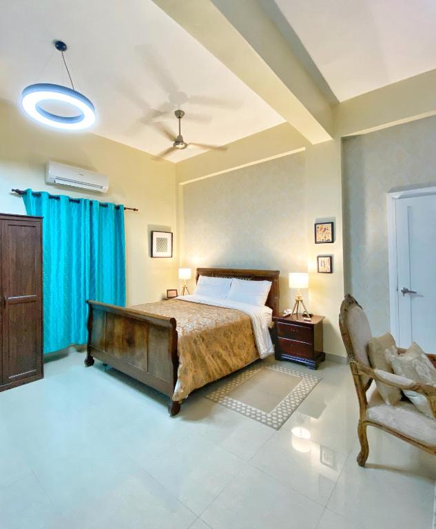 - une chambre avec un lit, un canapé et une chaise dans l'établissement Green Oasis Hotel, à La Romana