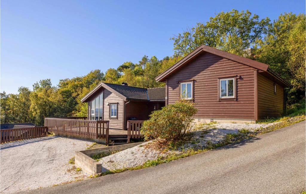 NedstrandにあるBeautiful Home In Nedstrand With 4 Bedrooms, Sauna And Wifiの道路脇の家