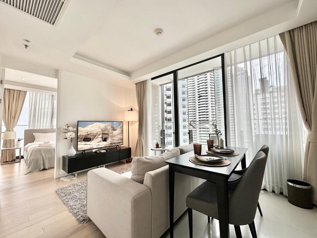 TV a/nebo společenská místnost v ubytování Sukhumvit 11#Luxury#Pool#Gym#BTS Nana&MRT Sukhumvit#1BR#Max2ppl