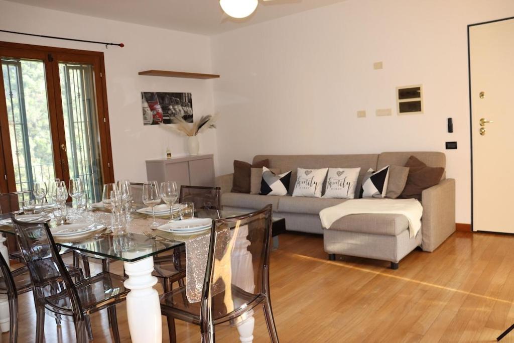 a living room with a table and a couch at Appartement Dans un Terrain de Golf, 5 min de la mer en Voiture, Parking Gratuit in Cogoleto
