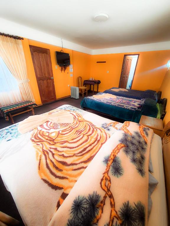 - une chambre avec une couverture tigre sur un lit dans l'établissement Cabañas Utama, à Copacabana