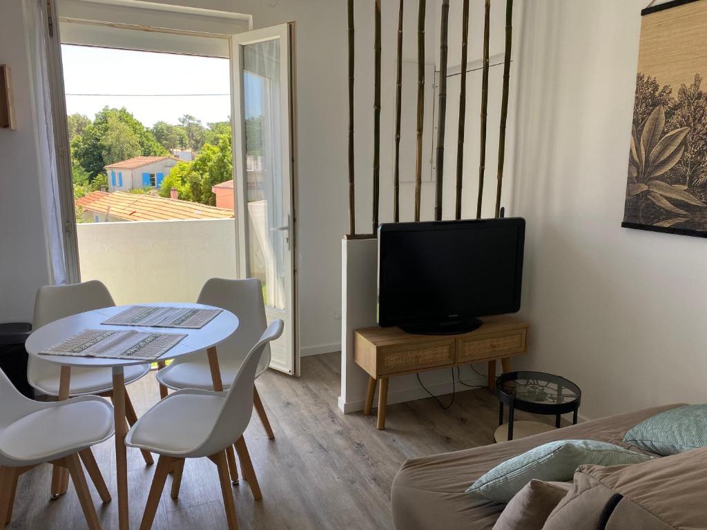 Μια τηλεόραση ή/και κέντρο ψυχαγωγίας στο Appartement T2 Royan