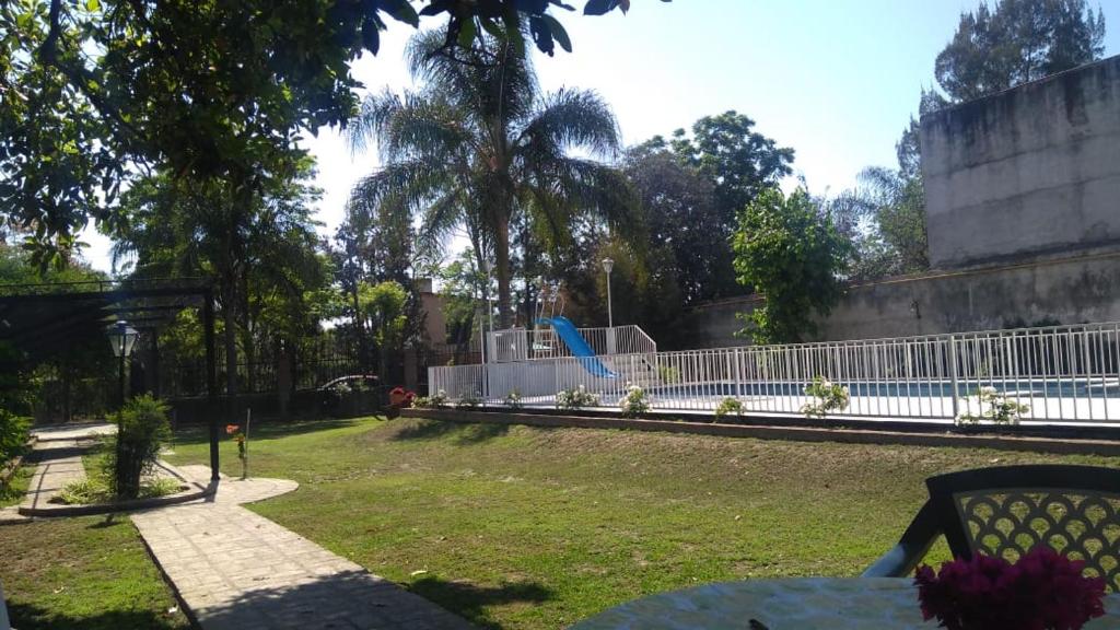 un parque con una valla blanca y un parque infantil en Casa Vacacional Salta Capital en Salta