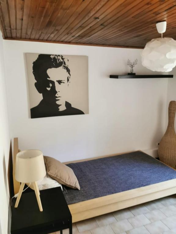 - une chambre dotée d&#39;un lit avec une photo sur le mur dans l&#39;établissement Bel appartement dans le Centre Historique de Montpellier, à Montpellier