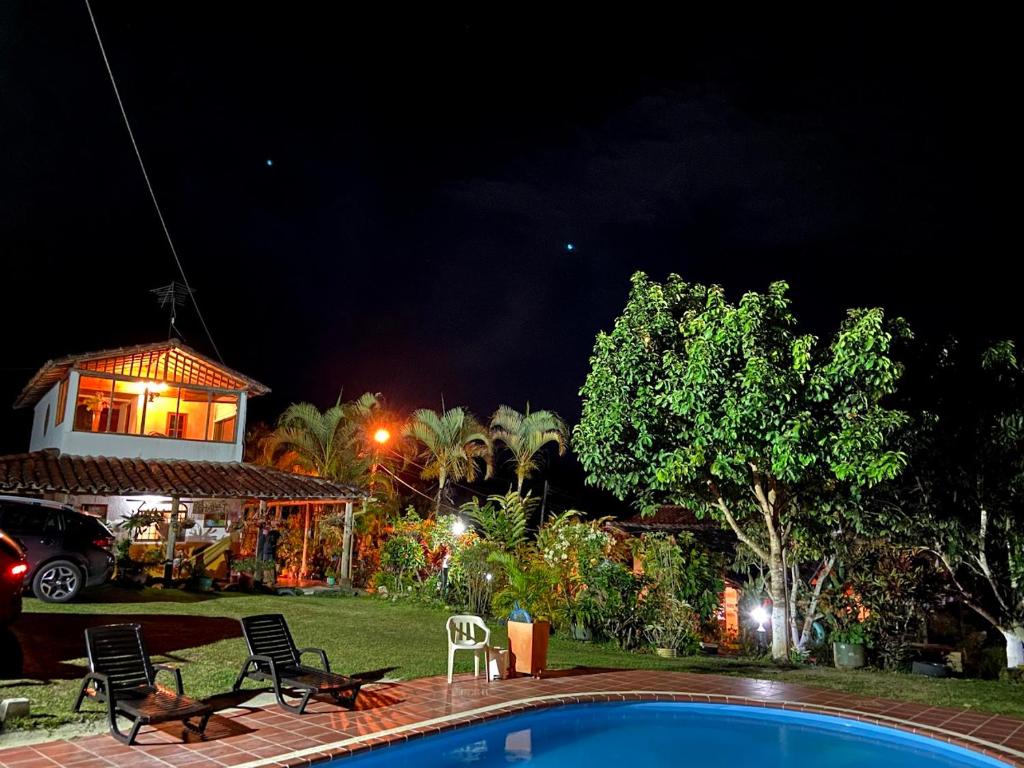 una piscina frente a una casa por la noche en El Mortiño, en San Gil