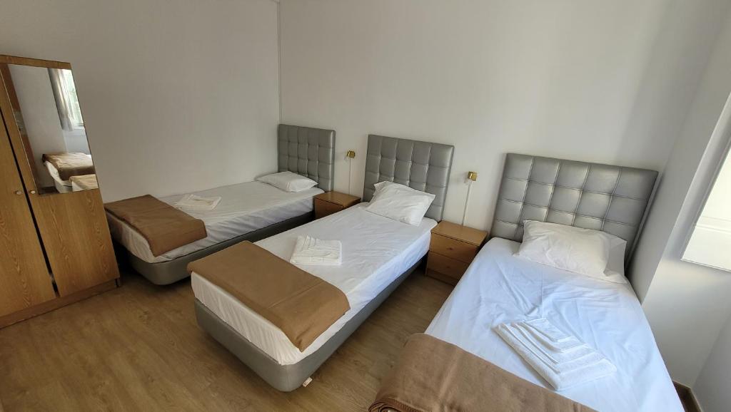 
Basic Triple Room with Shared Bathroom
