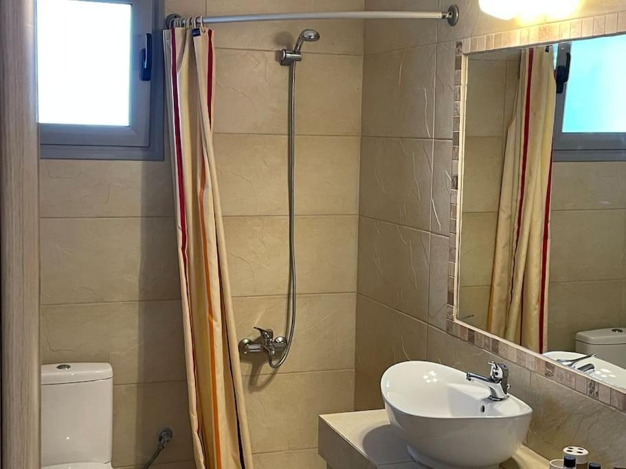Koupelna v ubytování Akoumaros Breeze