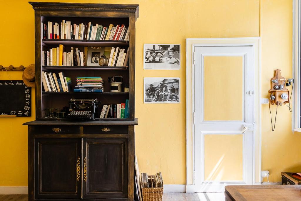 une chambre avec une étagère et une porte dans l'établissement Le Vintage, à Périgueux