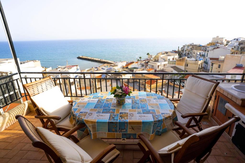 una mesa en un balcón con vistas al océano en Casa Vacanze Selinus, en Marinella di Selinunte