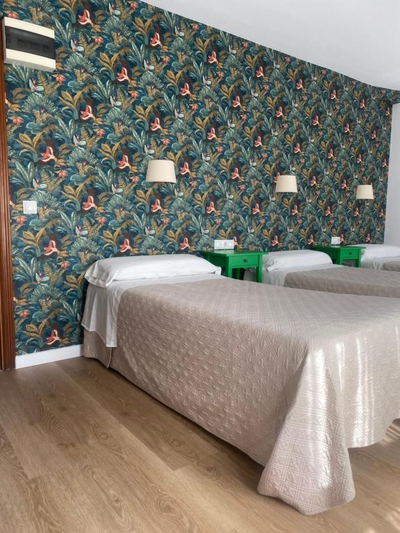 A bed or beds in a room at Hotel Ovetense