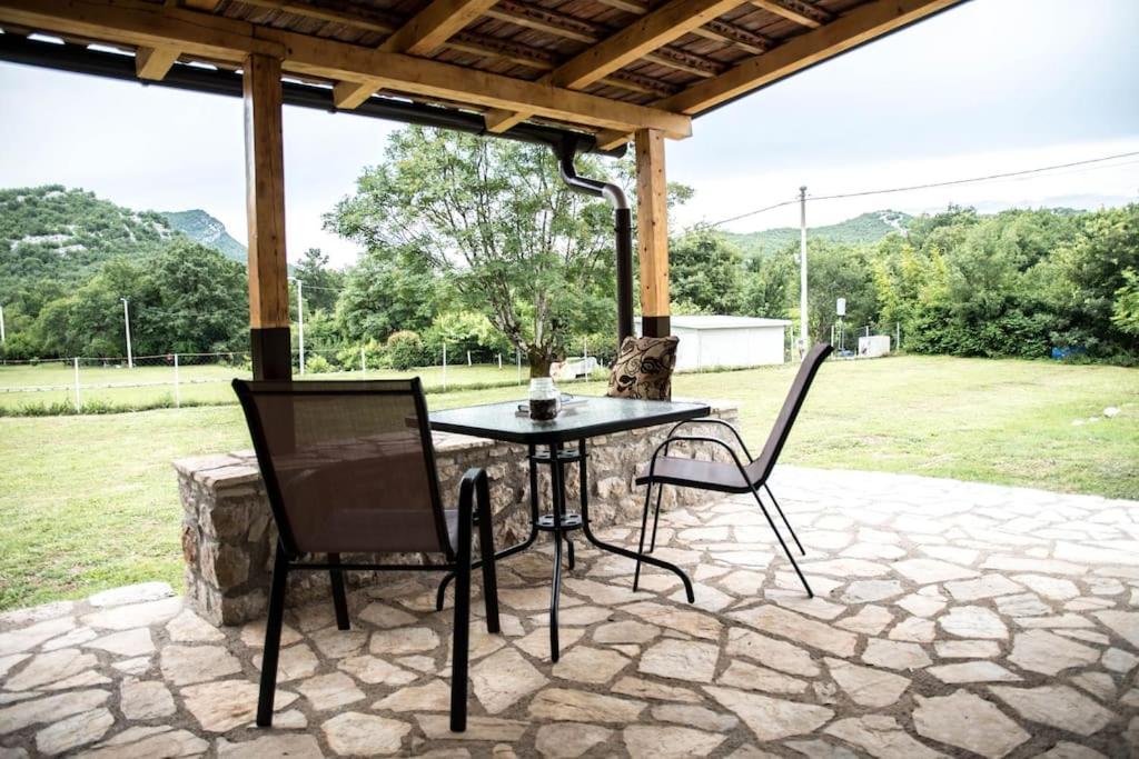 eine Terrasse mit einem Tisch und 2 Stühlen in der Unterkunft Village house Katarina in Cetinje