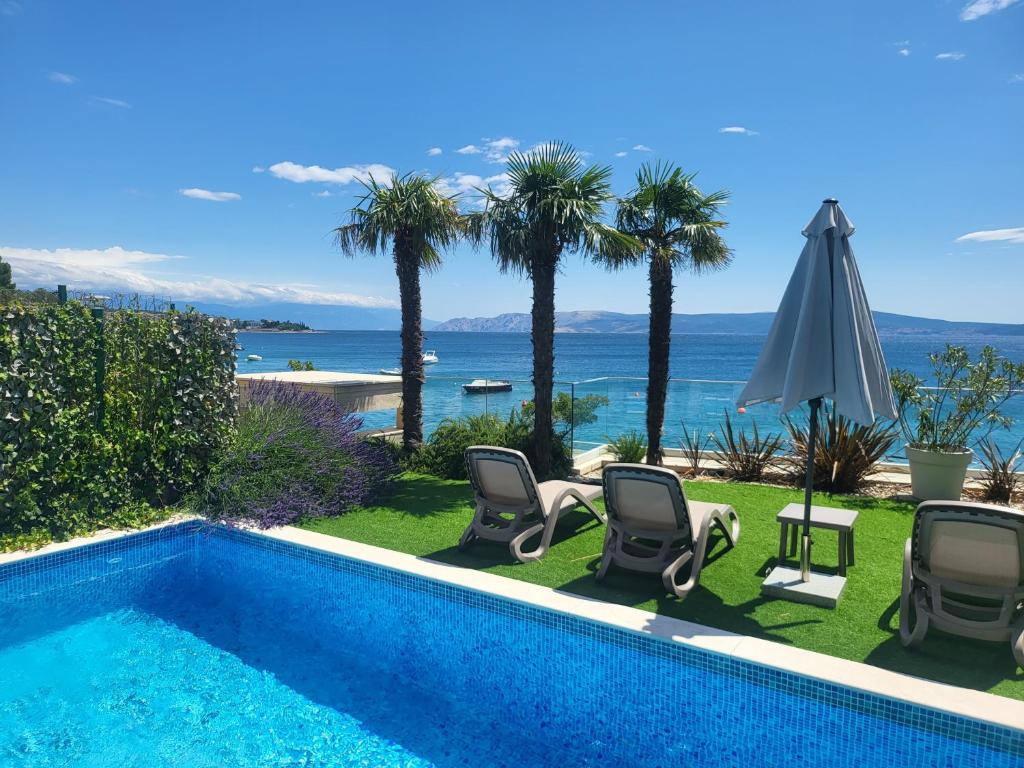 Bazén v ubytovaní BEACH FRONT VILLA FRAN - DELUXE SUITE with private pool alebo v jeho blízkosti