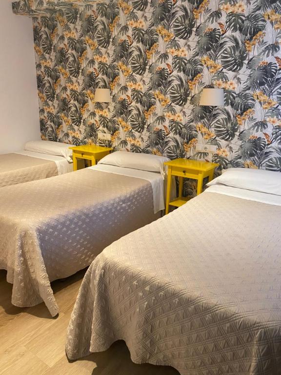 A bed or beds in a room at Hotel Ovetense