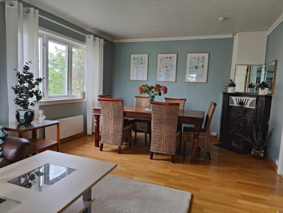 sala de estar con mesa de comedor y sillas en Cozy family house, en Tromsø