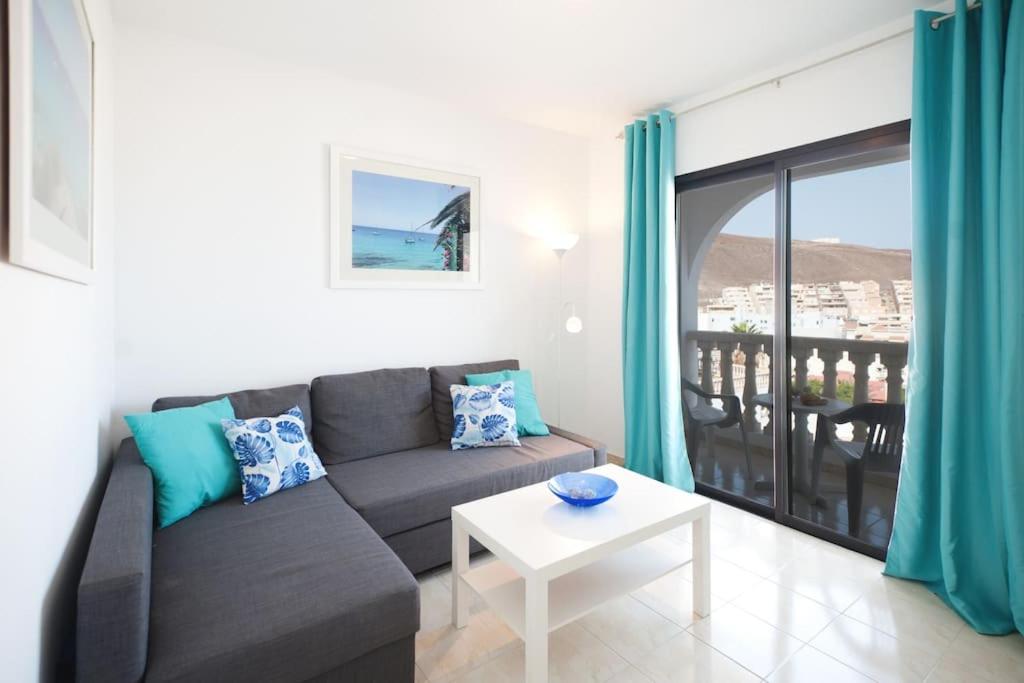 un soggiorno con divano e tavolo di Apartamento Domínguez, Fuerteventura a Morro del Jable