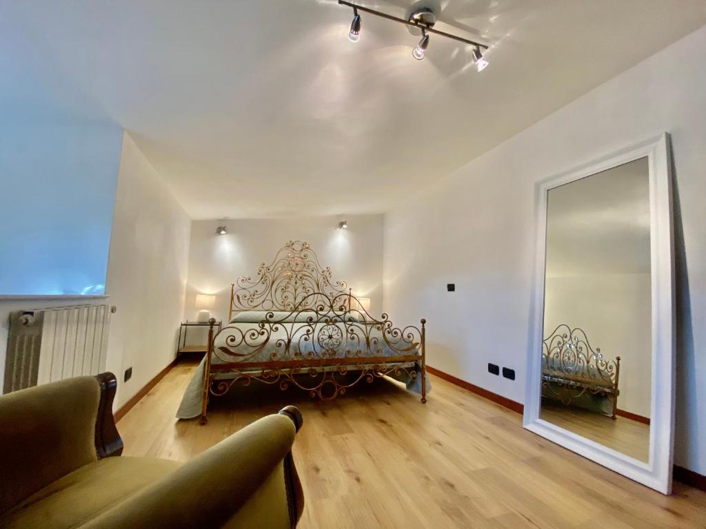 um quarto com uma cama grande num quarto em Villetta Beatrice Versilia - Forte dei Marmi em Marina di Pietrasanta