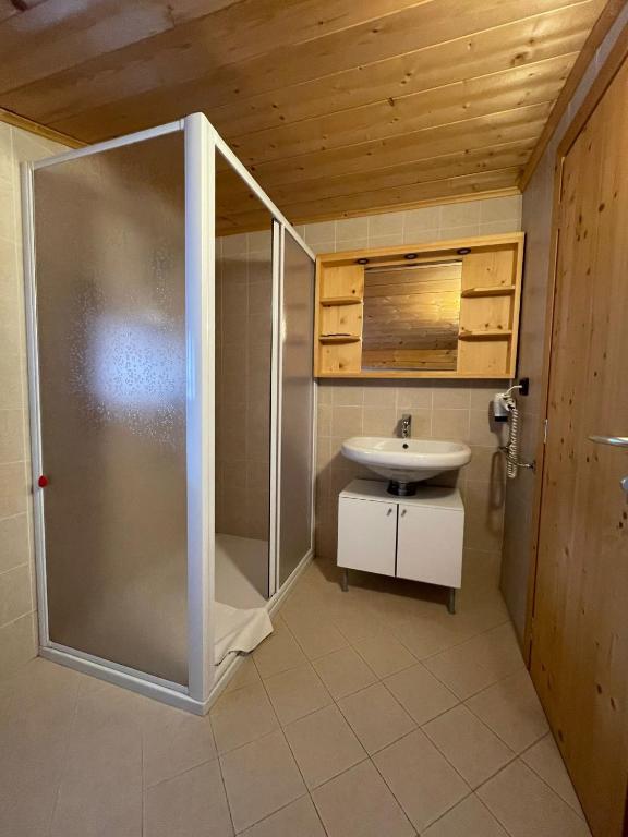 Koupelna v ubytování Ambassador Rooms in Bormio, SOLO CAMERA SENZA COLAZIONE