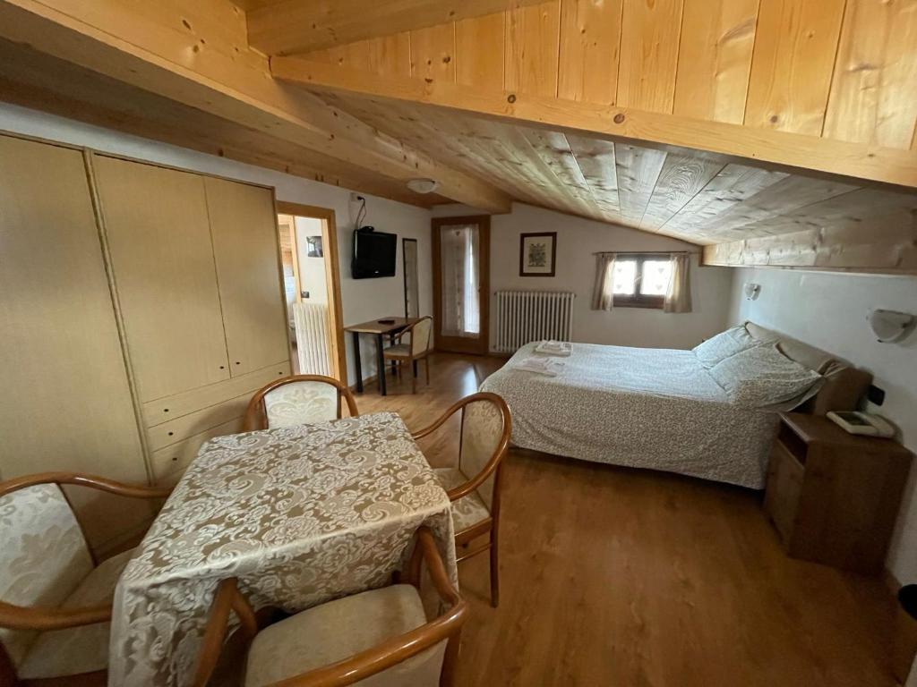 Postel nebo postele na pokoji v ubytování Ambassador Rooms in Bormio, SOLO CAMERA SENZA COLAZIONE