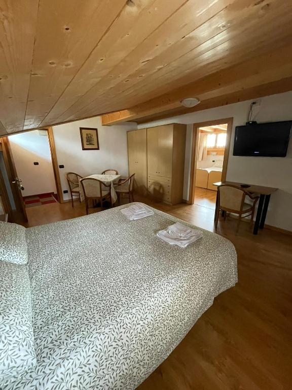 TV a/nebo společenská místnost v ubytování Ambassador Rooms in Bormio, SOLO CAMERA SENZA COLAZIONE