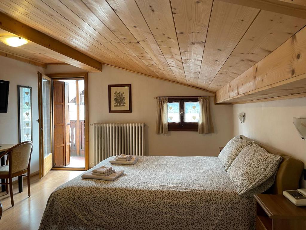 Postel nebo postele na pokoji v ubytování Ambassador Rooms in Bormio, SOLO CAMERA SENZA COLAZIONE