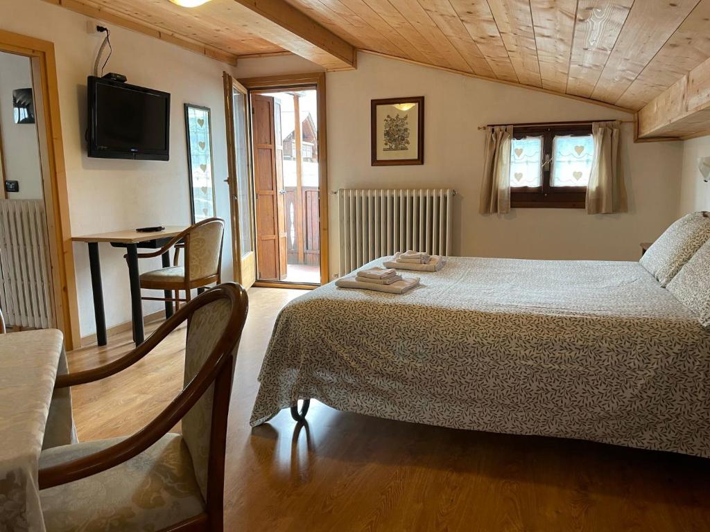 Postel nebo postele na pokoji v ubytování Ambassador Rooms in Bormio, SOLO CAMERA SENZA COLAZIONE