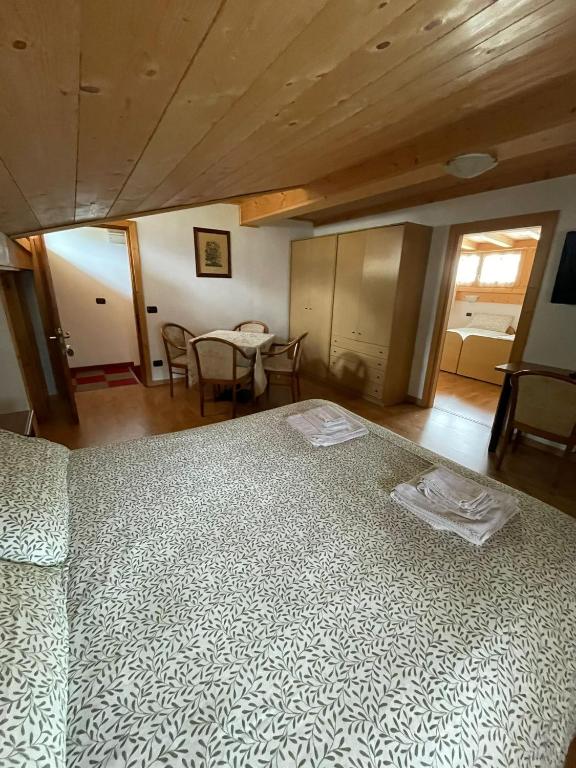 Postel nebo postele na pokoji v ubytování Ambassador Rooms in Bormio, SOLO CAMERA SENZA COLAZIONE