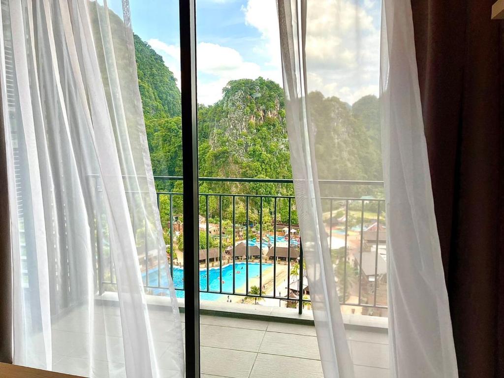Bazén v ubytování Hotspring 2 Room 1512 Suite Sunway Onsen with Theme Park View 4 pax nebo v jeho okolí